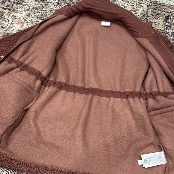 Varley Cozy Mauve Sherpa Jacket with Drawstring - Picture 7 of 9